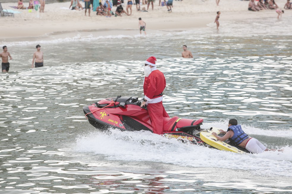 Após apresentação em moto-aquática, Papai Noel dos bombeiros salvou dois menores de idade, de 13 e 16 anos e de um jovem, de 20 anos — Foto: Ricardo Cassiano