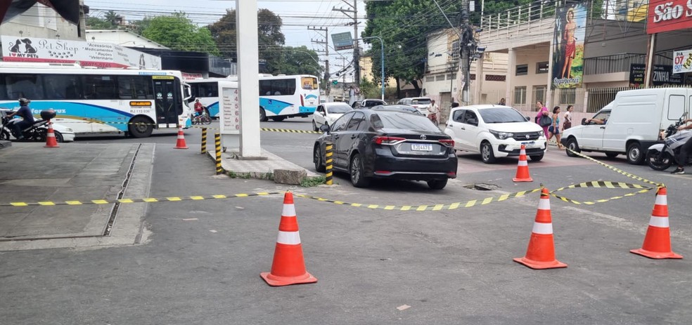 Carro do vereador Amigo Binho (PT) foi cercado pela Polícia Civil por suspeita de ter uma bomba — Foto: Arquivo pessoal