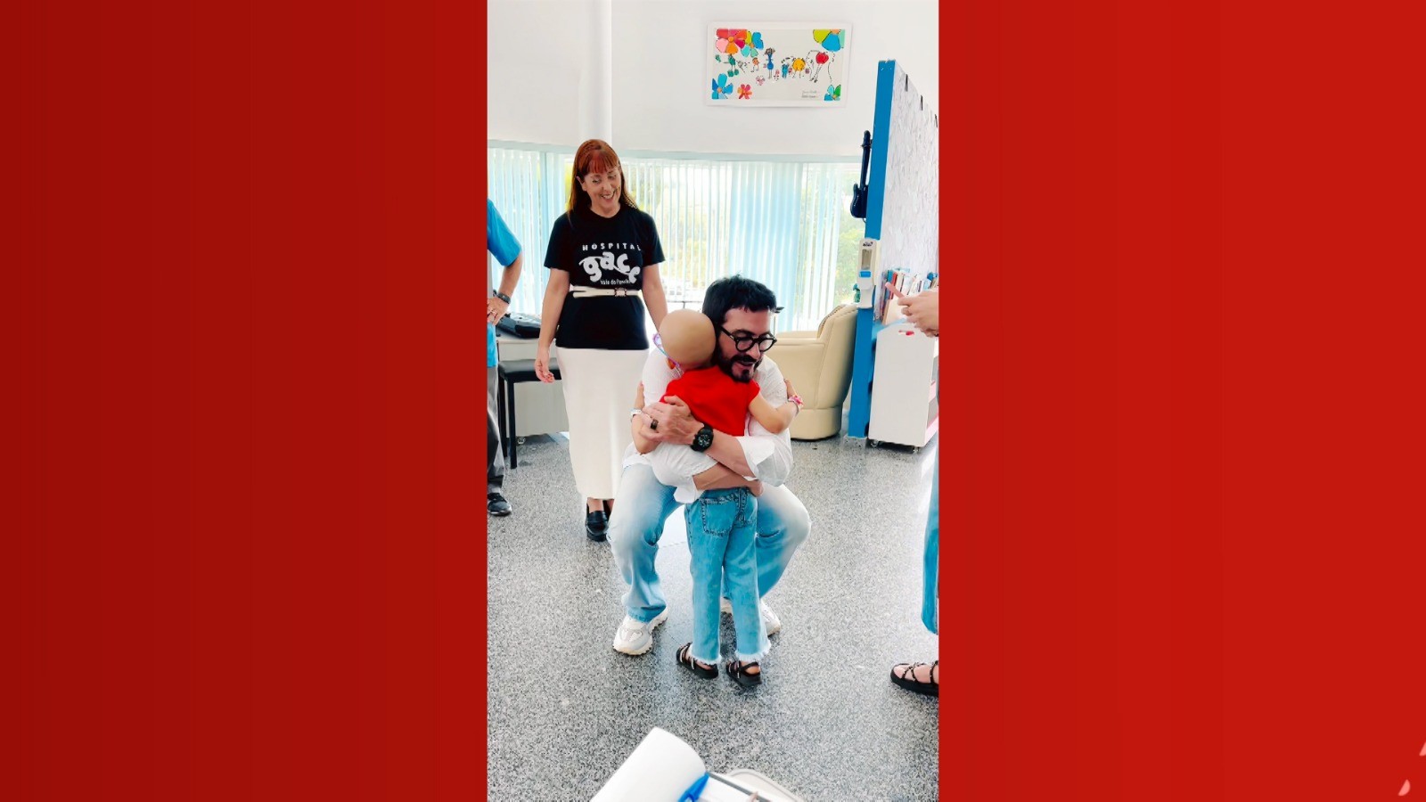 Padre Fábio de Melo visita crianças com câncer no hospital do GACC em São José dos Campos; veja VÍDEO