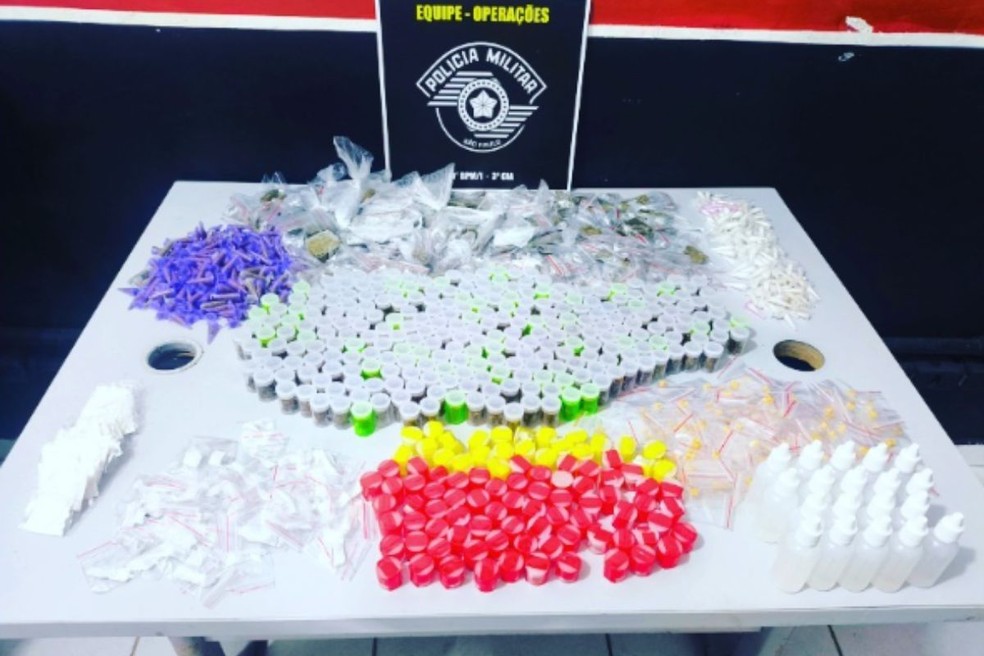 Variedade de drogas condicionadas para venda foram encontradas com o suspeito em Peruíbe (SP) — Foto: PM/Divulgação