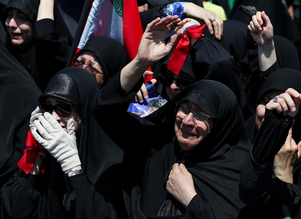 Pessoas se emocionam em despedida ao l&iacute;der supremo iraniano &mdash; Foto: Reuters