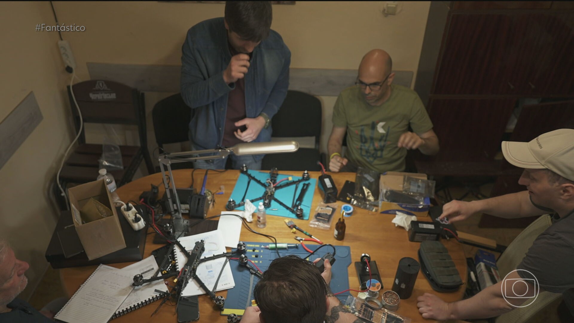 Na Ucrânia, apartamentos viram fábricas de drones militares, como o tipo usado em ataque na Rússia 