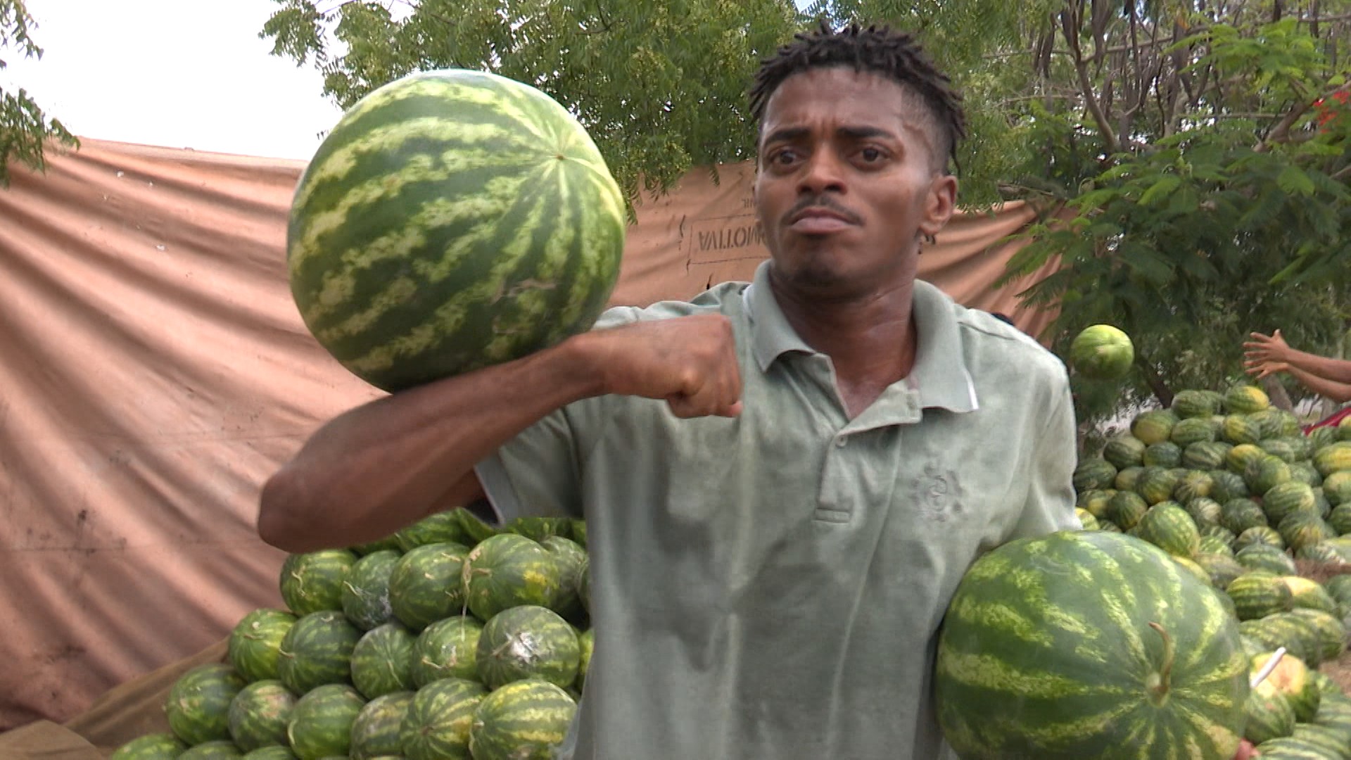 Sapinho da Melancia: conheça o carregador de frutas que ficou famoso por fazer malabarismos com melancia