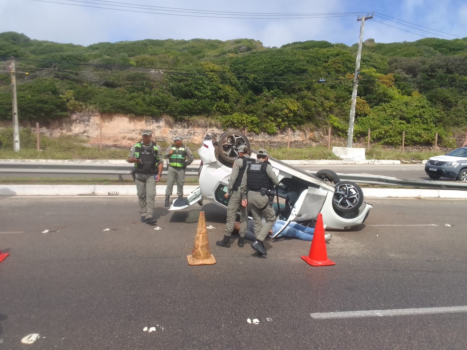 Motorista perde controle e carro capota na Via Costeira em Natal
