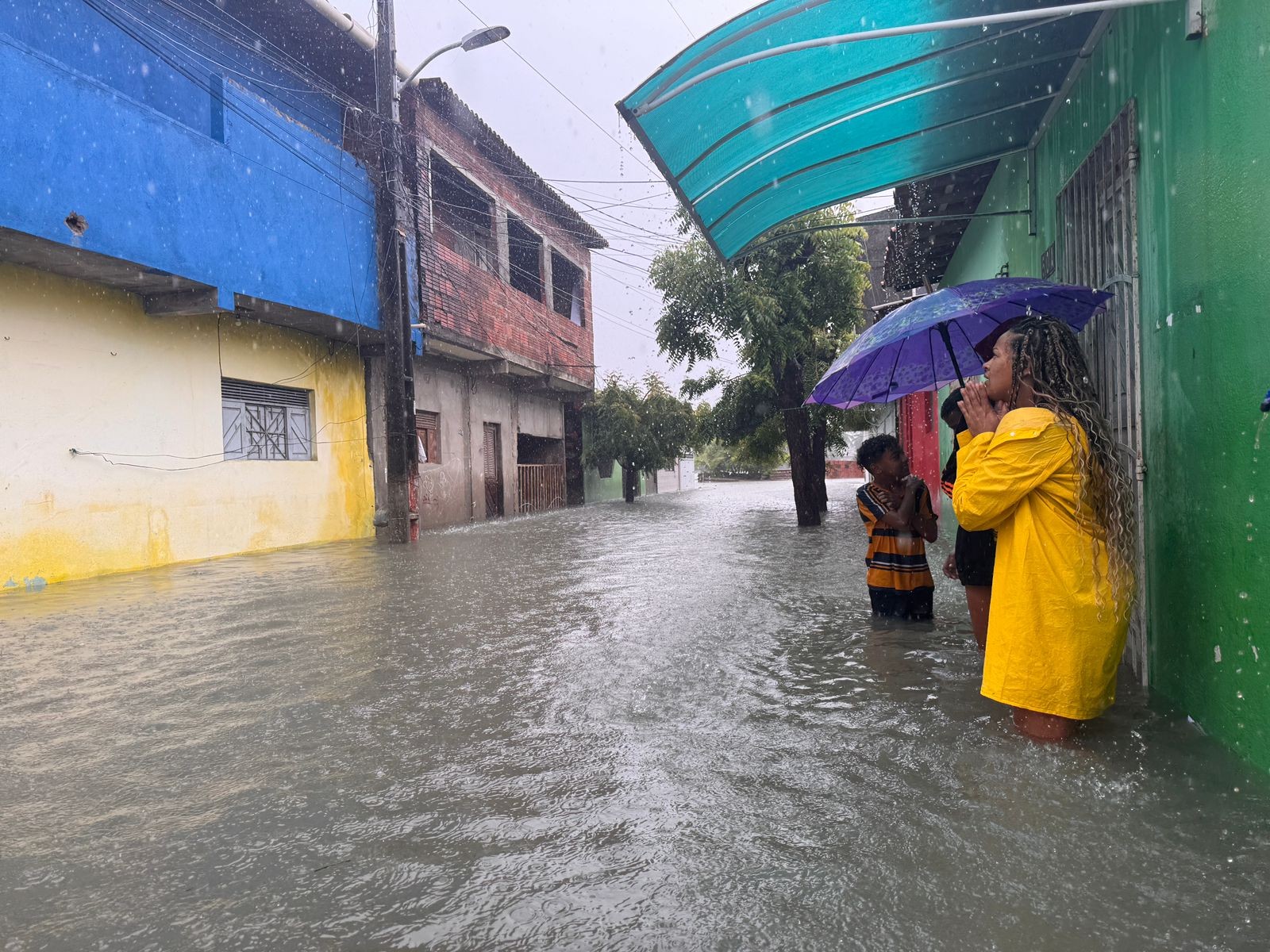 Chuva causa alagamentos e deixa vias intransitáveis em Natal