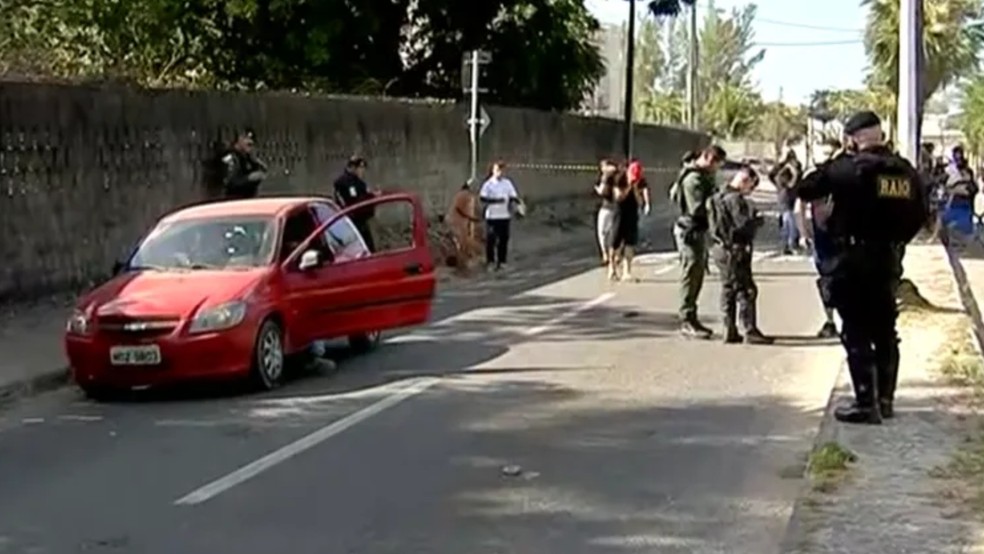 Homem e adolescente são assassinados com vários tiros no Eusébio, na Grande Fortaleza — Foto: TV Verdes Mares/Reprodução
