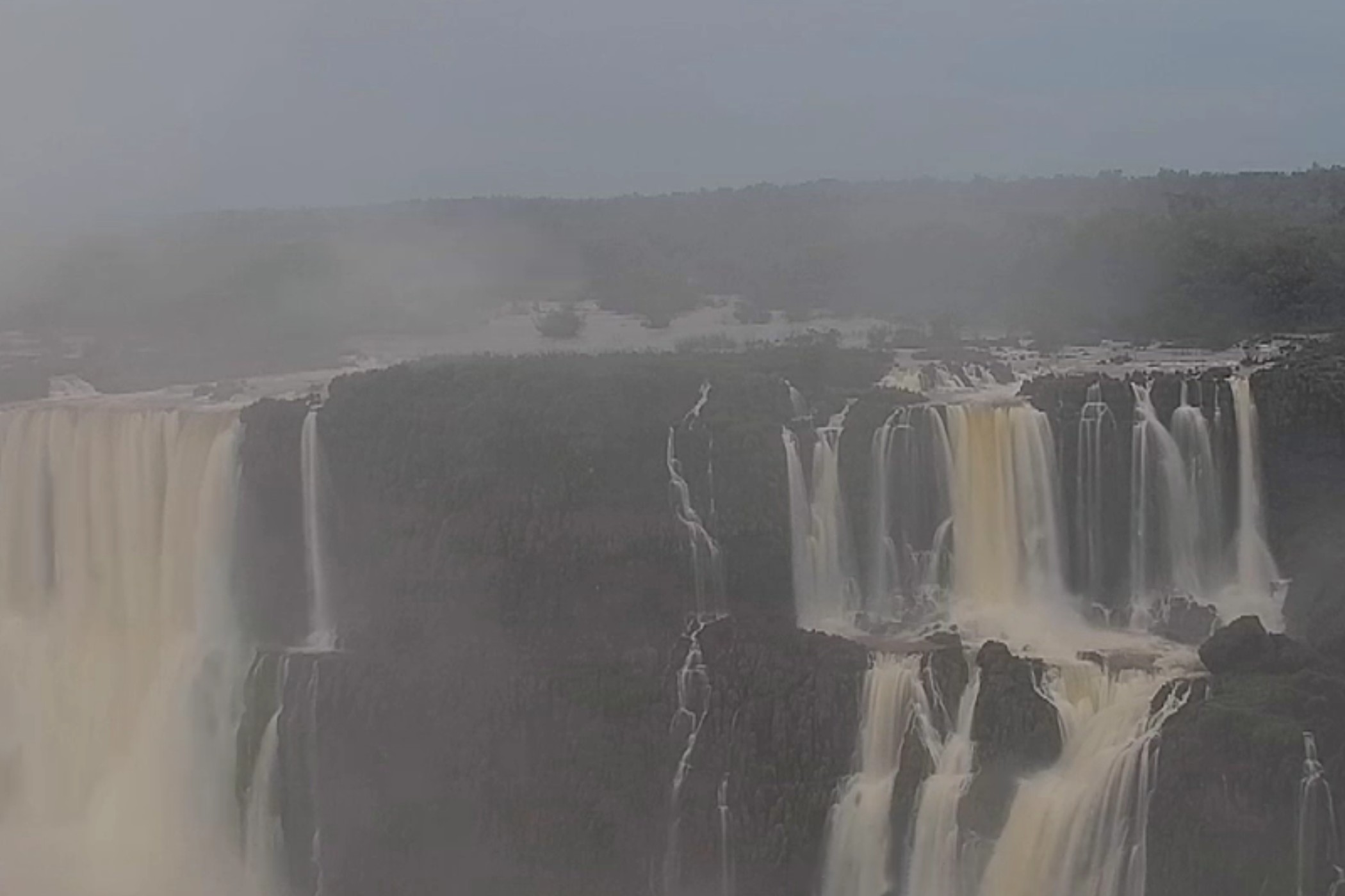 Passarelas da Garganta do Diabo serão removidas temporariamente no lado argentino das Cataratas do Iguaçu por alerta de cheias associadas ao El Niño