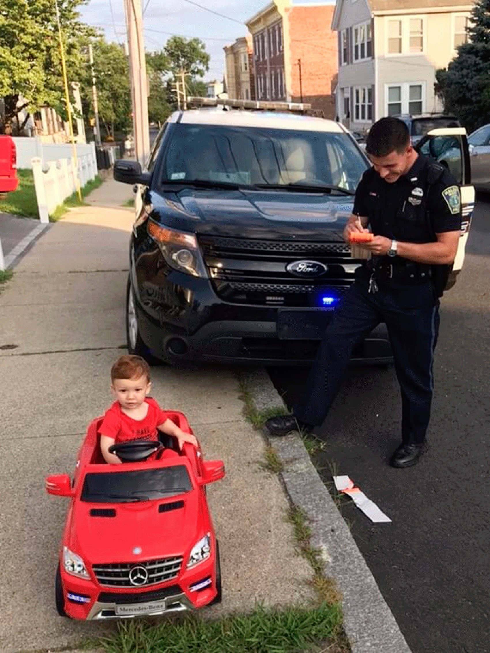 Menino de 1 ano é 'detido' por dirigir sem carteira nos EUA