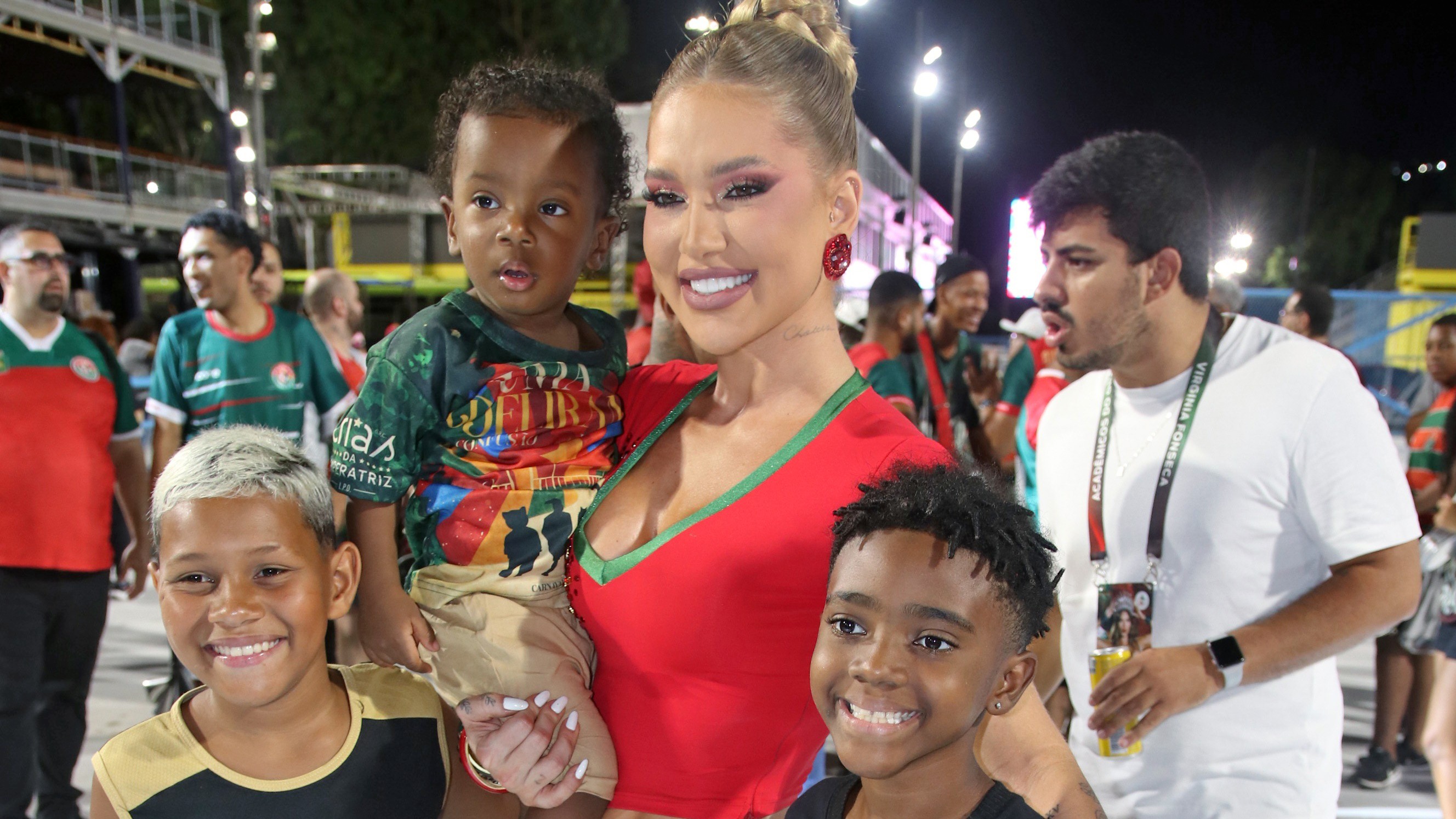 Virginia testa maquiagem em passagem de som da Grande Rio na Avenida em look sarado