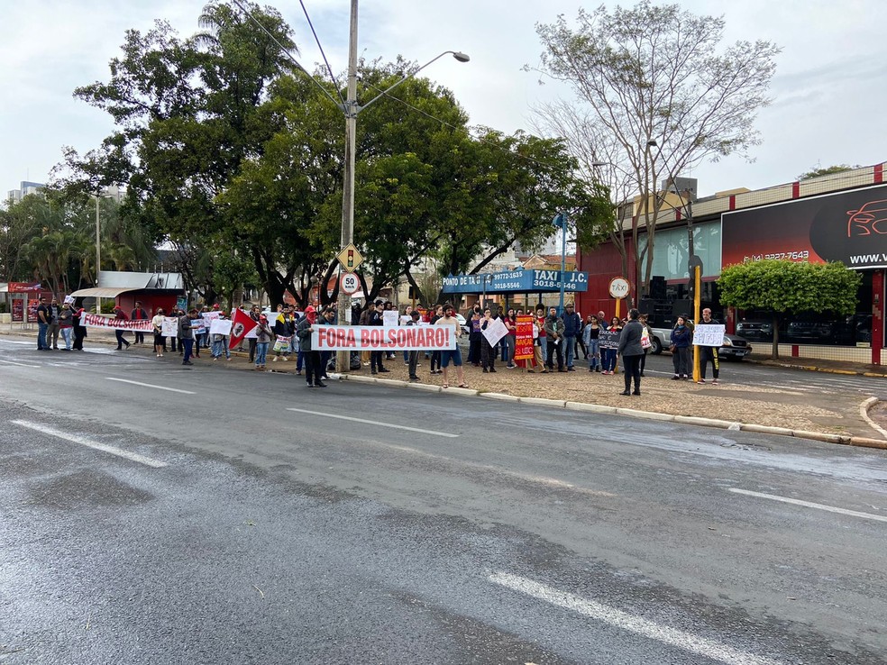 G1 - Grupo protesta na região de Bauru e Marília contra a