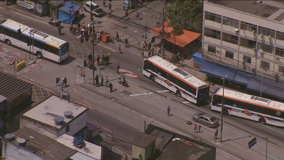 Ônibus foram atravessados na Rua Cândido Benício, na Praça Seca, e usados como barricadas — Foto: Reprodução/TV Globo
