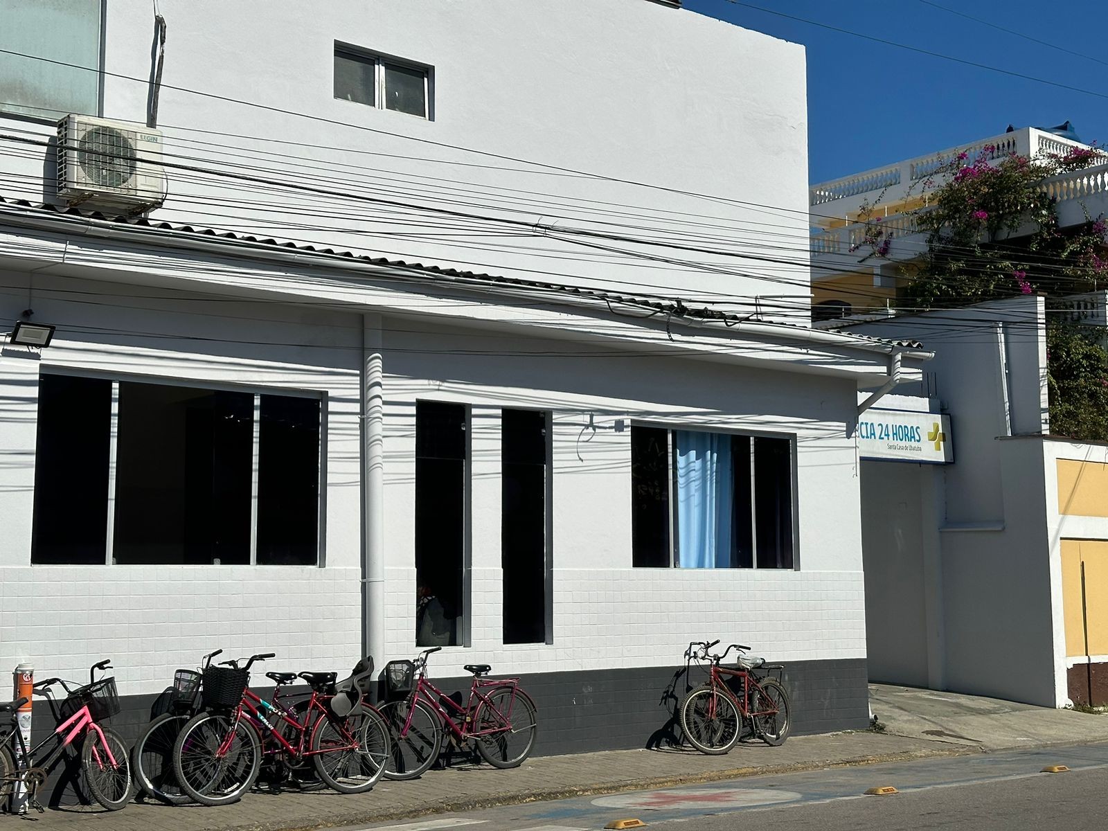 Homem é assassinado a tiros em galeria em Ubatuba; criminoso fugiu de lancha após crime