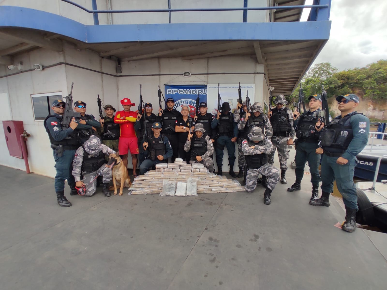 Cão da PM descobre aproximadamente 80 kg de drogas escondidos no assoalho de van na Base Candiru, em Óbidos