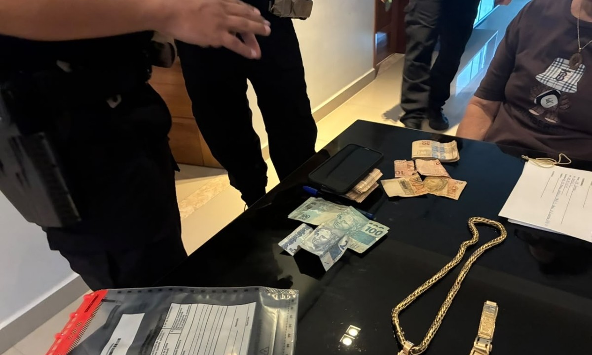 Ouro, dinheiro e armas são apreendidos em operação da PF que prendeu irmão de ex-prefeito no AM