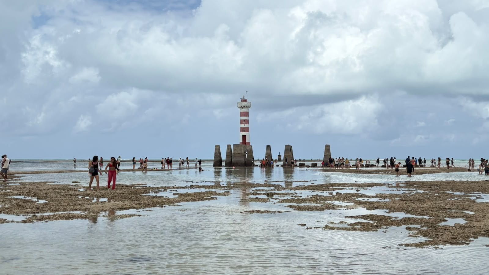 Maré de 1 cm em Maceió expõe piscinas naturais e atrai turistas