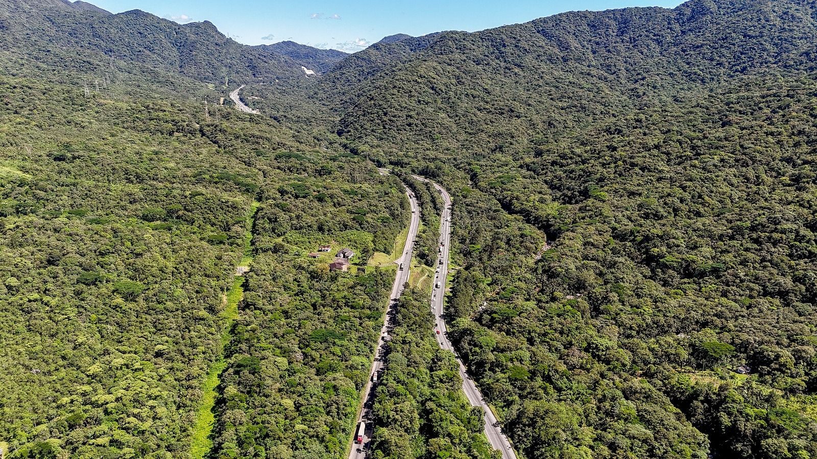 Trecho da BR-376 no sentido Curitiba tem bloqueio parcial para obras e serviço de recuperação da encosta deve durar oito meses