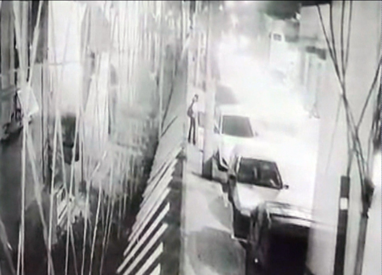 Adolescente escapa de sequestro após pular de carro em movimento no Rio