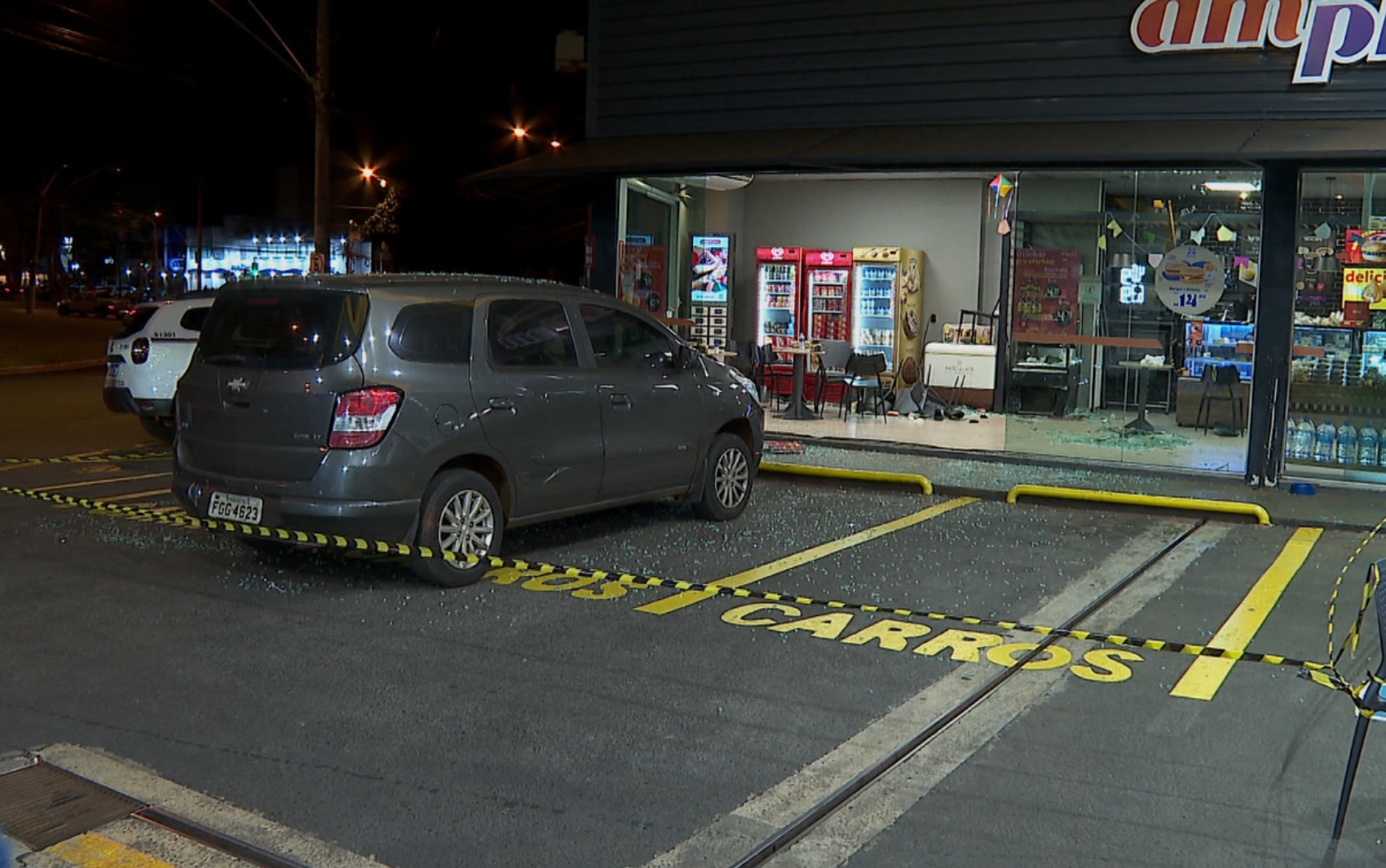 Três pessoas ficam feridas após carro invadir loja de conveniência de posto de combustível em Ribeirão Preto, SP: VÍDEO
