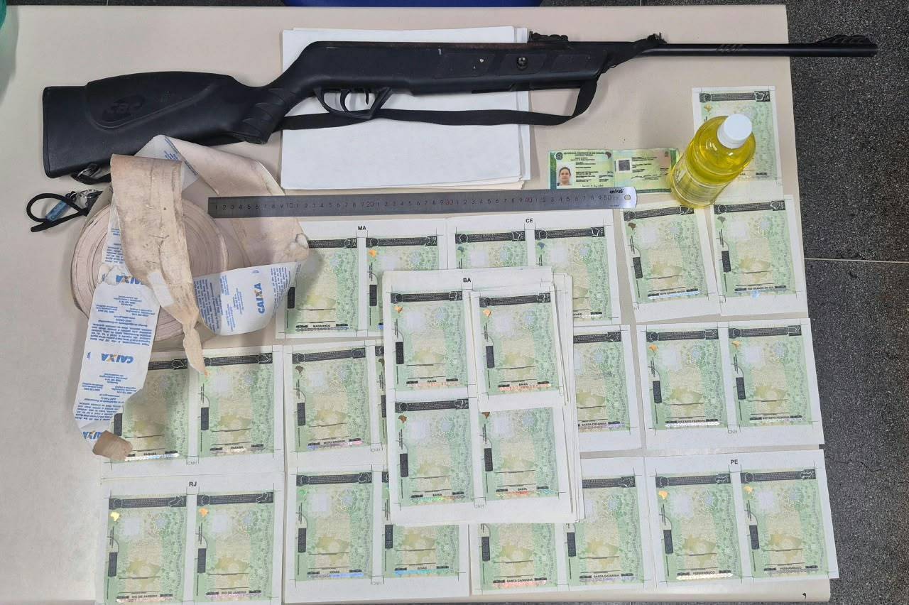 Homem é preso com mais de 50 CNHs falsas de diversos estados e equipamentos para impressão na Bahia