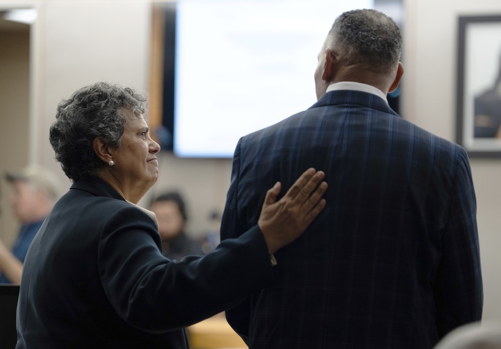 Defensora pblica Cheryl Wattley com Benjamin Spencer perante o Tribunal Distrital 283 em Dallas, em 29 de agosto de 2024. — Foto: Azul Sordo/The Dallas Morning News via AP