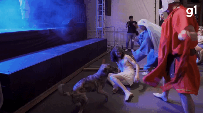 VÍDEO: Cadelinha 'defende' ator que interpretava Jesus Cristo em encenação de Paixão de Cristo no RS