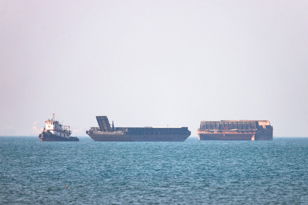 Embarcações no Estreito de Ormuz, perto de Bandar Abbas, Irã 4 de maio de 2026. — Foto: Amirhosein Khorgooi/Isna/Wana via REUTERS