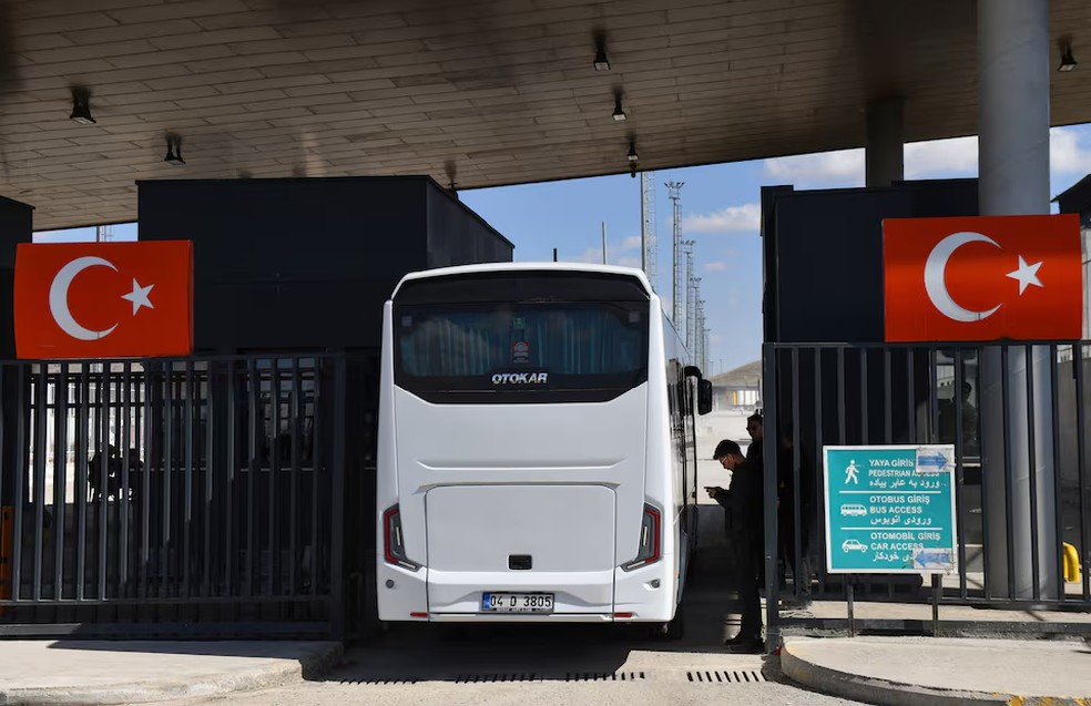 Jogadoras da seleção feminina de futebol do Irã fora do aeroporto após chegarem à cidade de Igdir, no leste da Turquia, a caminho de seu país de origem depois que cinco jogadoras retiraram os pedidos de asilo que haviam apresentado na Austrália devido a preocupações com a segurança em seu retorno para casa, por não terem cantado o hino nacional em uma partida da Copa da Ásia feminina no início deste mês, na Turquia, 18 de março de 2026 — Foto: Reuters