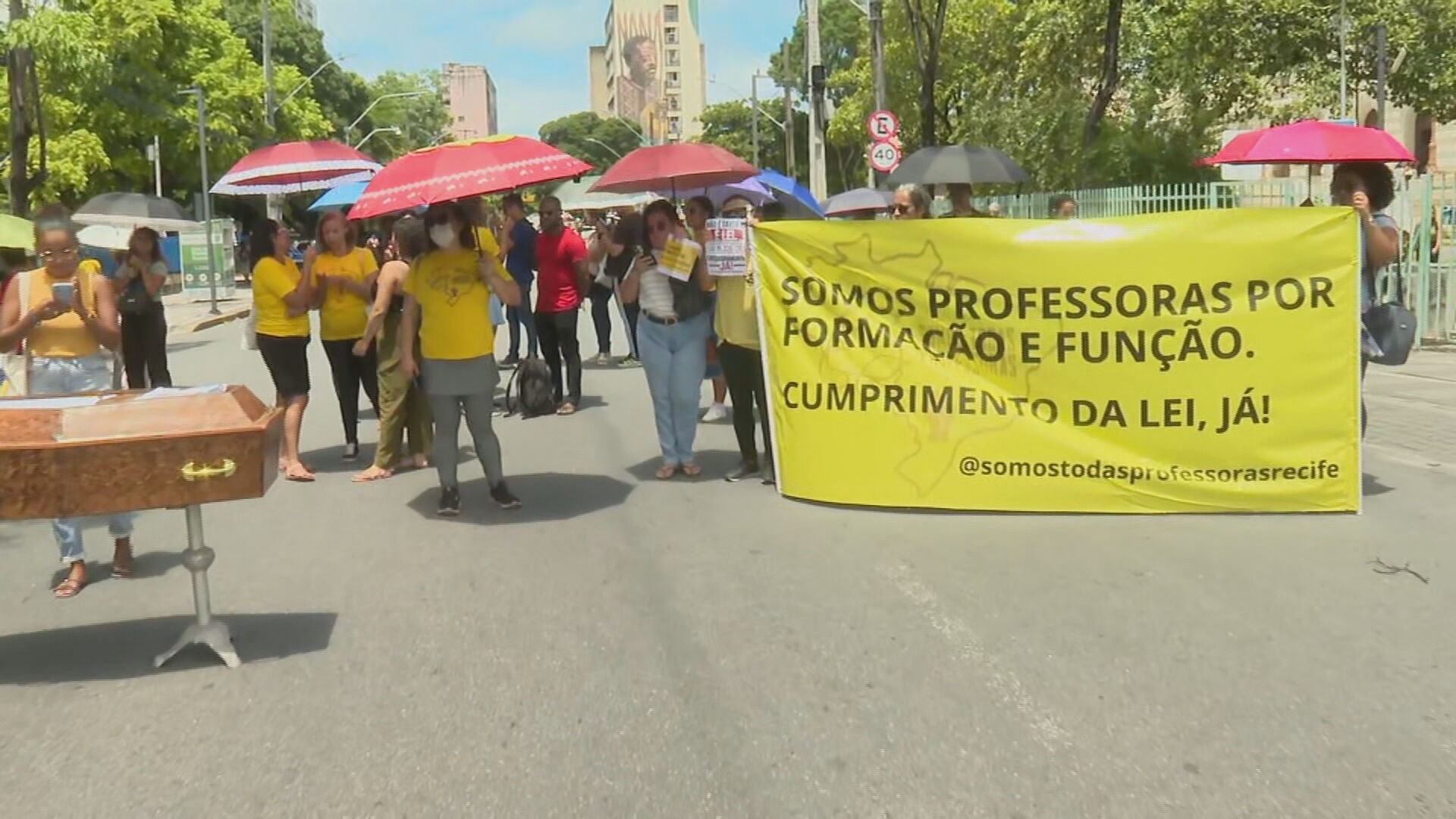Servidores municipais bloqueiam rua no Centro do Recife em protesto por maior reajuste salarial 