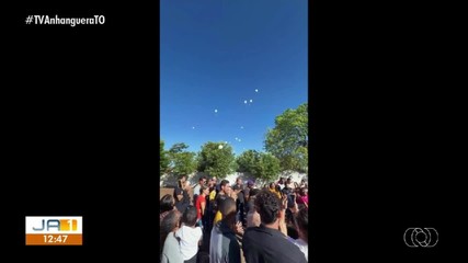 Criança que morreu eletrocutado recebe homenagem com balões brancos