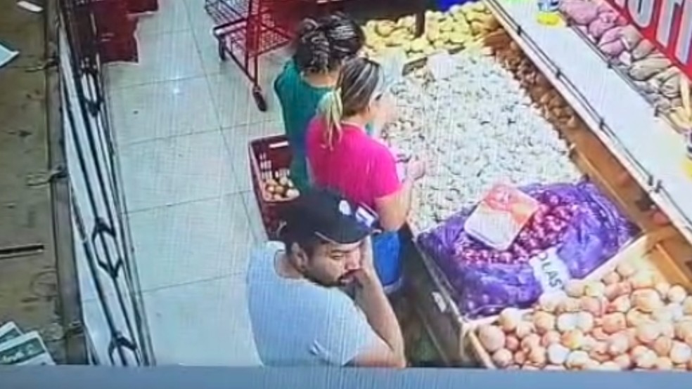 Homem encoxa mulher em comércio e filma assédio na cidade de Acopiara — Foto: Reprodução