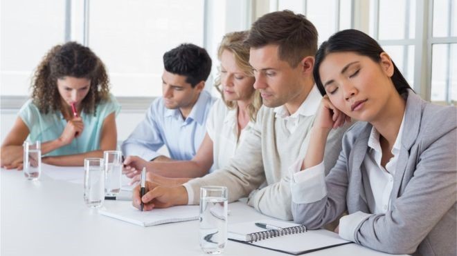 Por que alguns especialistas dizem que os EUA estão errados ao banir a soneca no trabalho