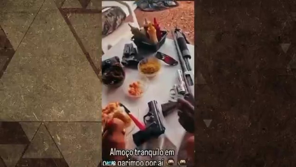 Vídeos mostram fuzis e intimidação — Foto: Reprodução/TV Globo