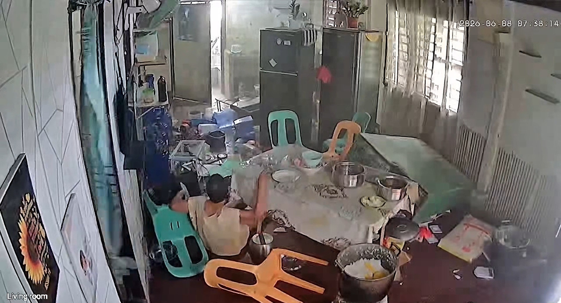 É #FAKE que vídeo de mulher deixada sozinha dentro de casa mostre terremoto na Venezuela; caso ocorreu nas Filipinas