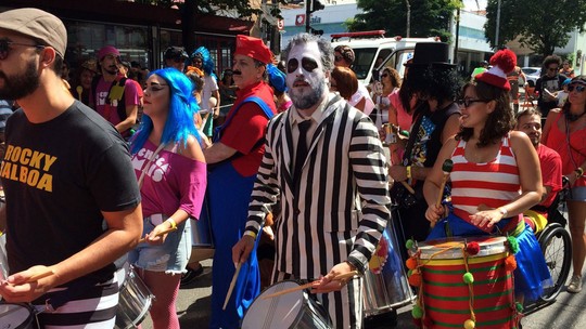 Foliões se despedem do carnaval com bloco e músicas dos anos 80 em SP