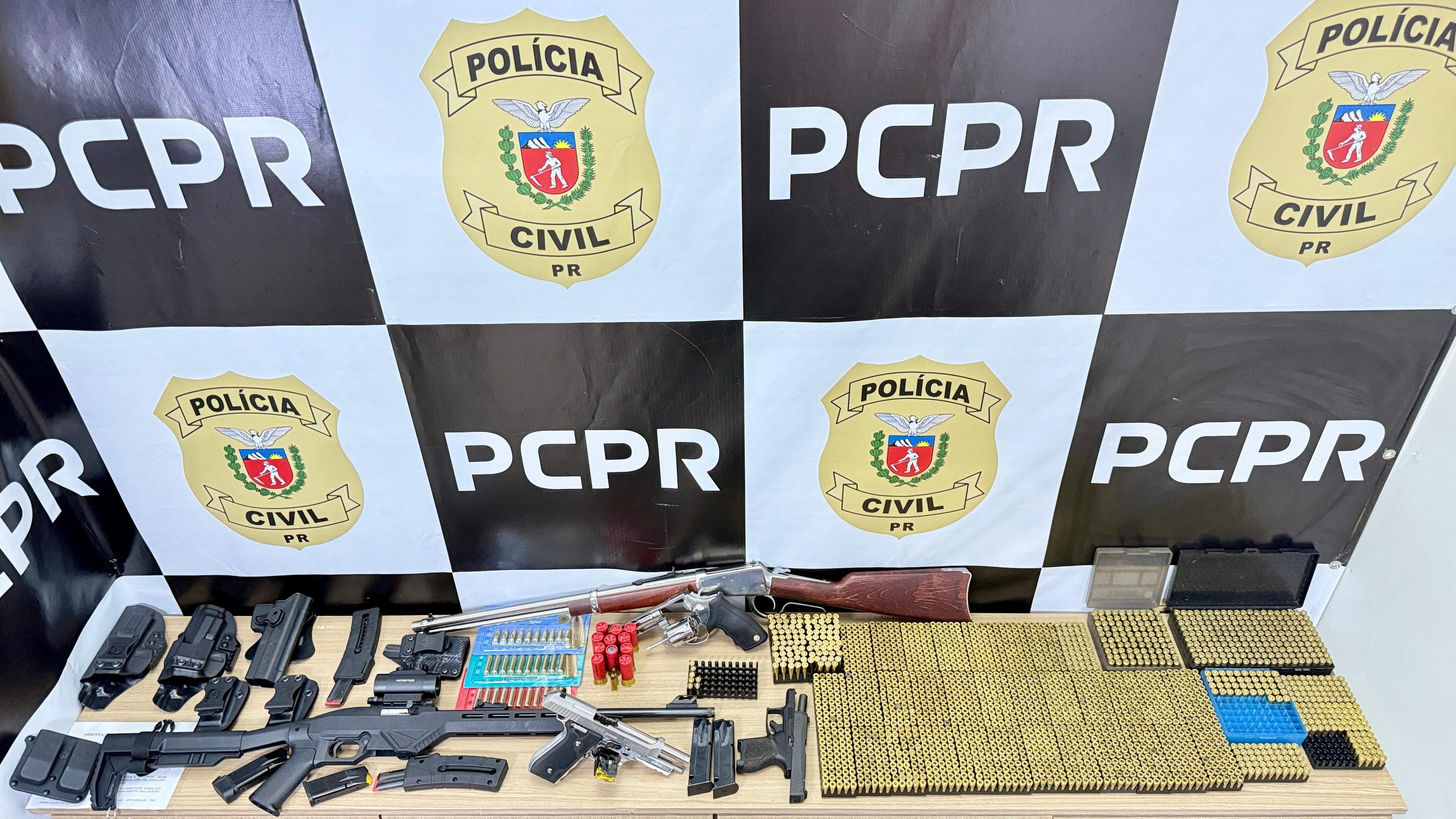 Armas de alta precisão e mais de 800 munições são encontradas em arsenal descoberto pela polícia com suspeito de violência doméstica, no Paraná