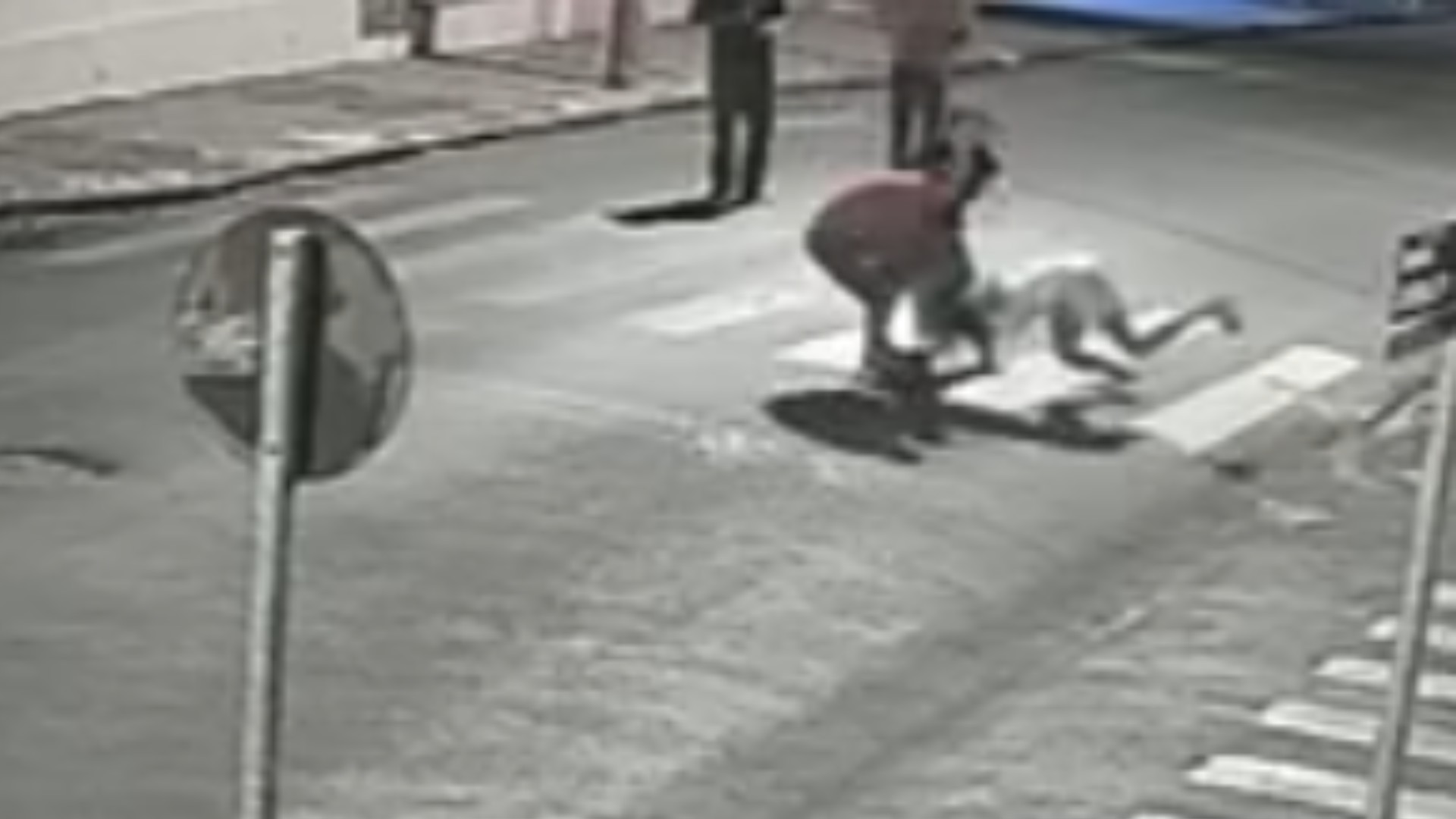 VÍDEO: grávida é agredida com socos, chutes e puxões de cabelo por homem no meio da rua 