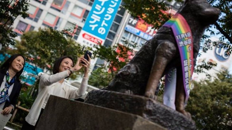 A estátua de Hachiko costuma ser ponto de encontro para manifestações de cunho político.  — Foto: Getty Images via BBC