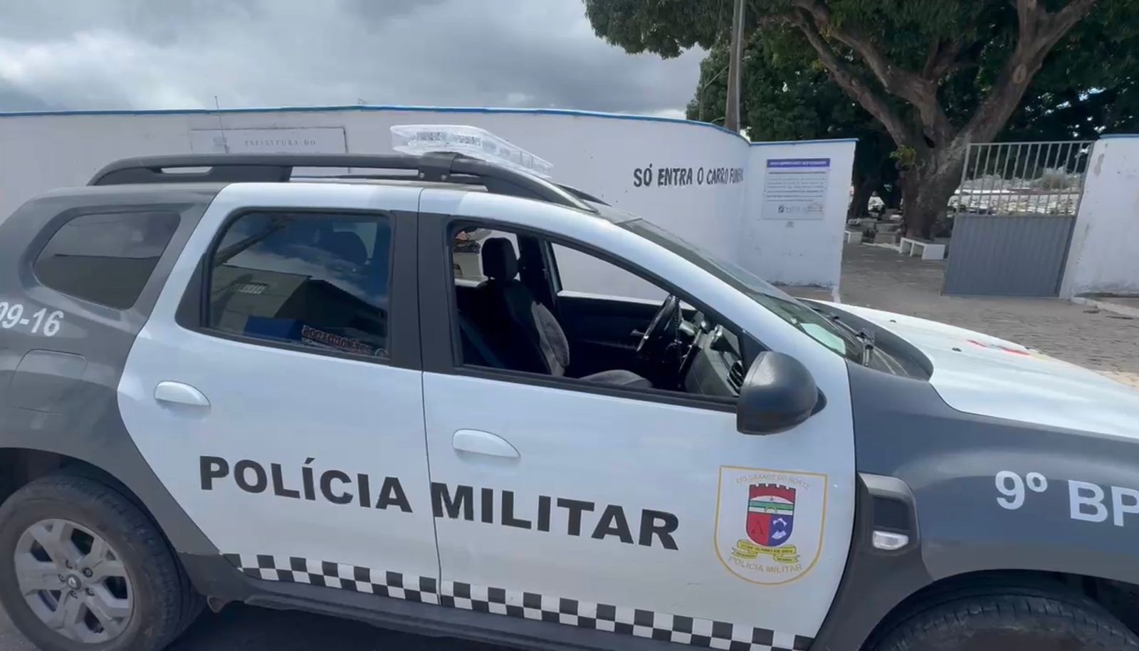 Sepultamento tem troca de tiros e prisão de foragido em cemitério de Natal