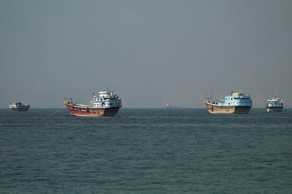 Embarcações no Estreito de Ormuz , vistas de Musandam, Omã, 26 de junho de 2026 — Foto: REUTERS/Stringer