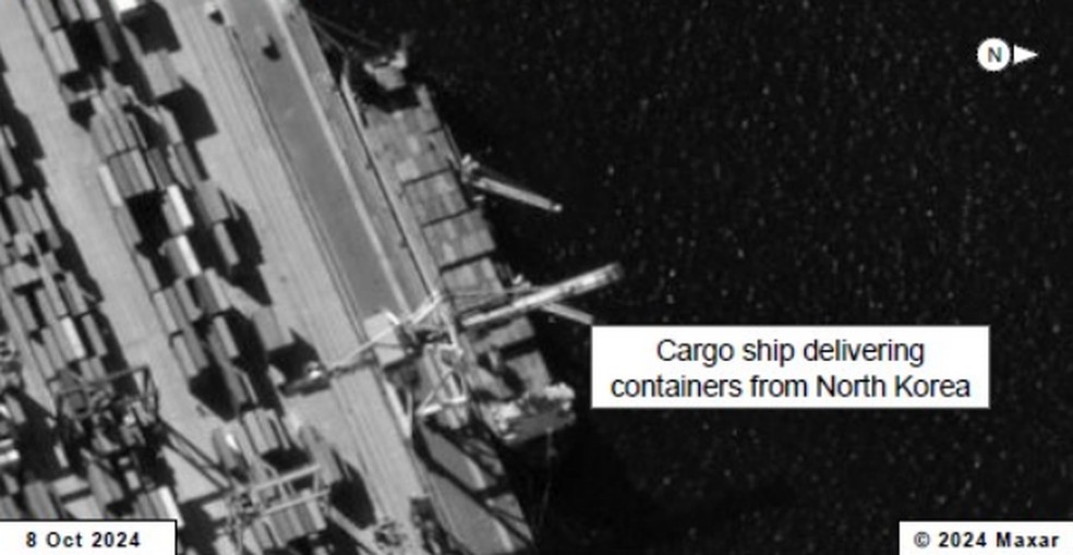 Navio russo descarregando contêineres vindos da Coreia do Norte em porto no leste da Rússia em 8 de outubro de 2024. — Foto: Maxar via MSMT