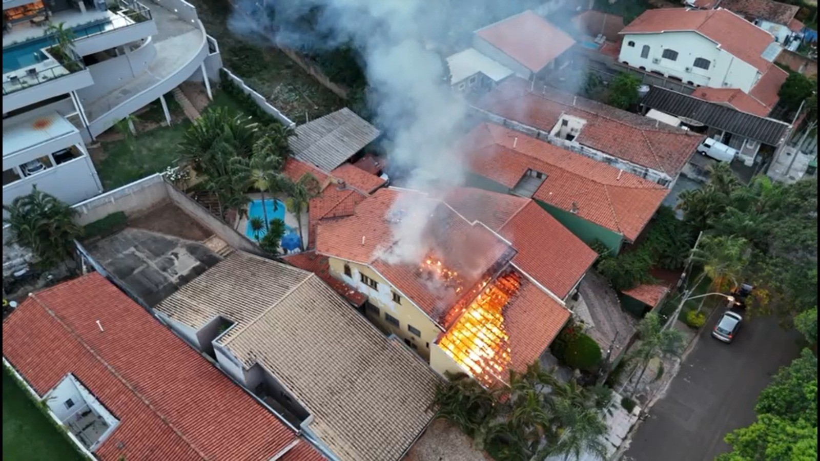 Casa é destruída por incêndio em Campinas