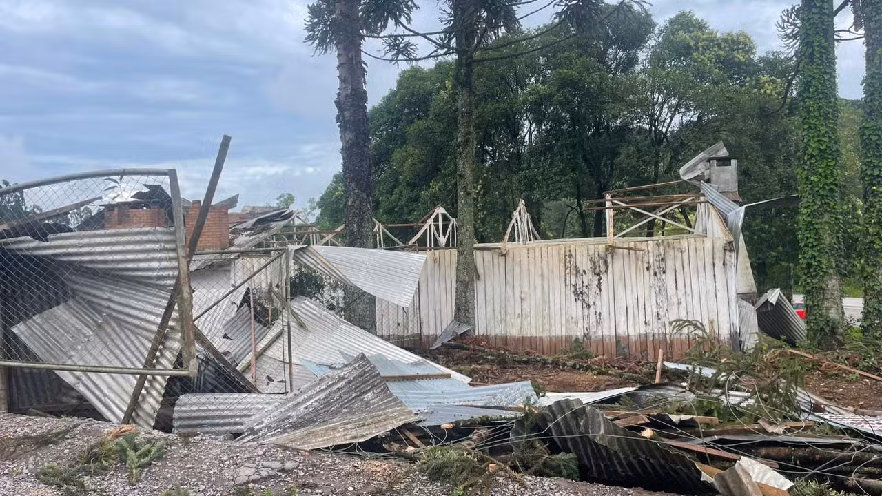 Farroupilha, na Serra do RS, foi atingida por um tornado &mdash; Foto: D&eacute;bora Padilha/ RBS TV