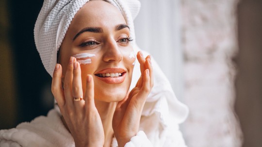 Sociedade Brasileira de Pediatria divulga orientações para uso de cosméticos em crianças e adolescentes - O aumento do consumo de cosméticos e procedimentos estéticos nesse público é um fator preocupante para a entidade. O objetivo é prevenir riscos à saúde durante a utilização de maquiagem e produtos de cuidados com a pele.