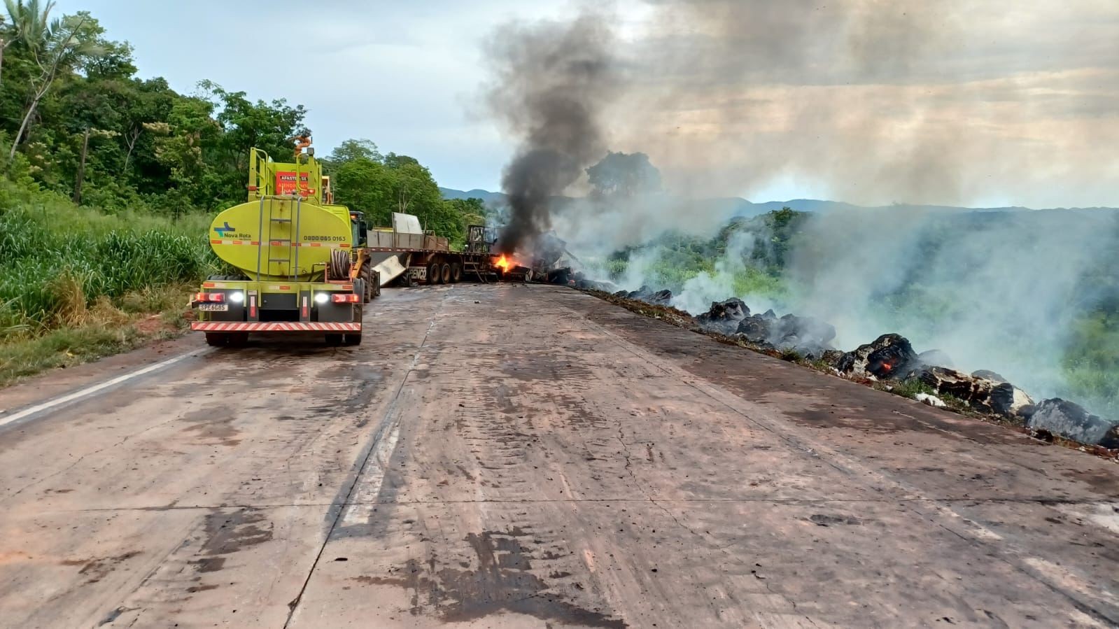 Carreta tomba após batida e carga de algodão pega fogo às margens de rodovia em MT