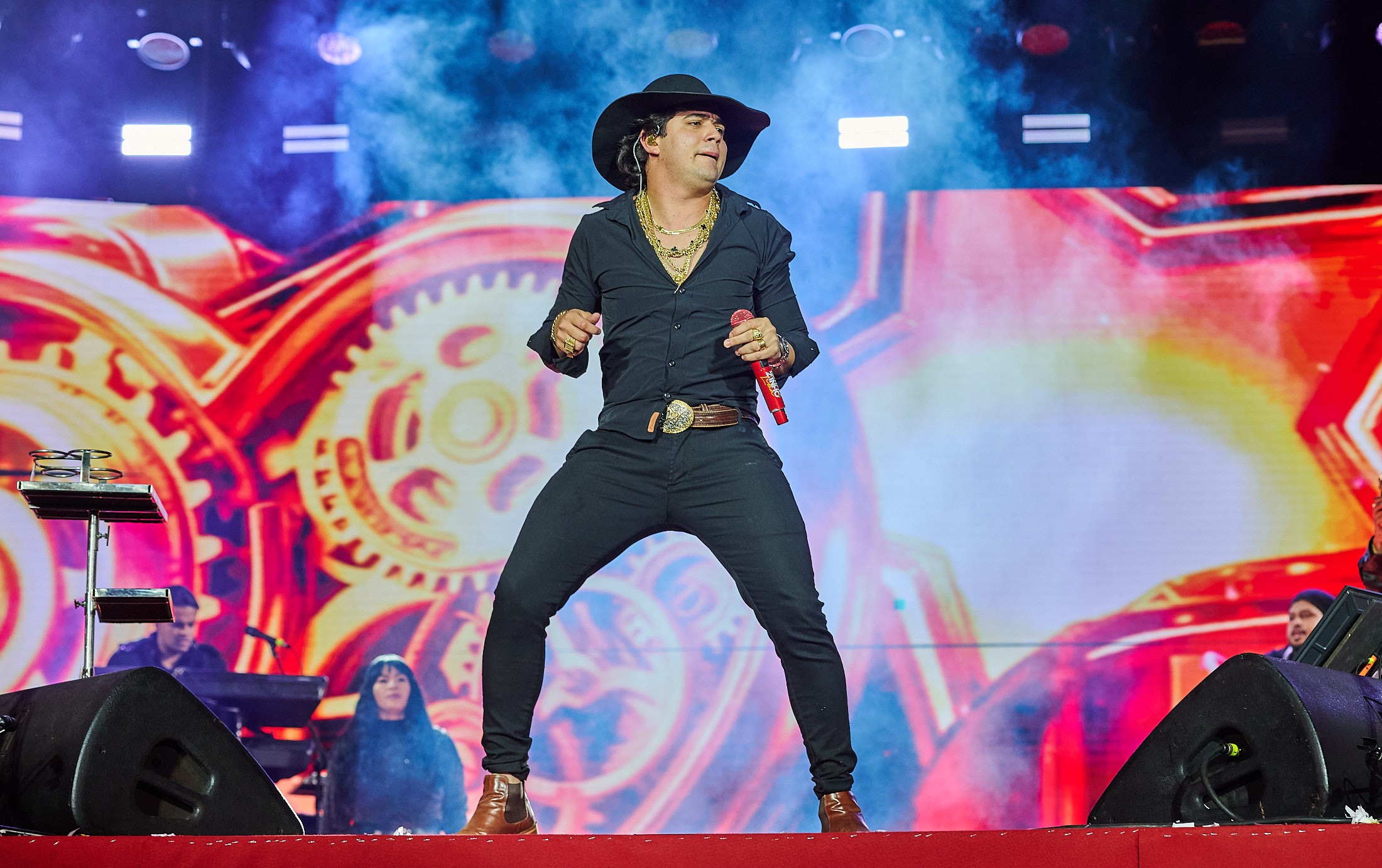 Nattanzinho Lima abre show no meio da arquibancada lotada da arena de Barretos e leva público ao delírio