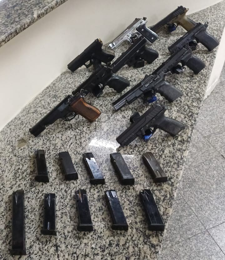 Homem é preso na Dutra com 10 pistolas escondidas no tanque de moto