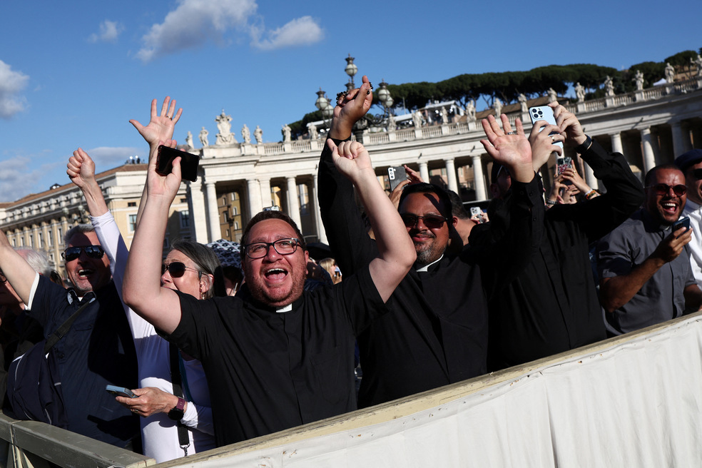 Fiéis se emocionam após anúncio de novo papa — Foto: Reuters