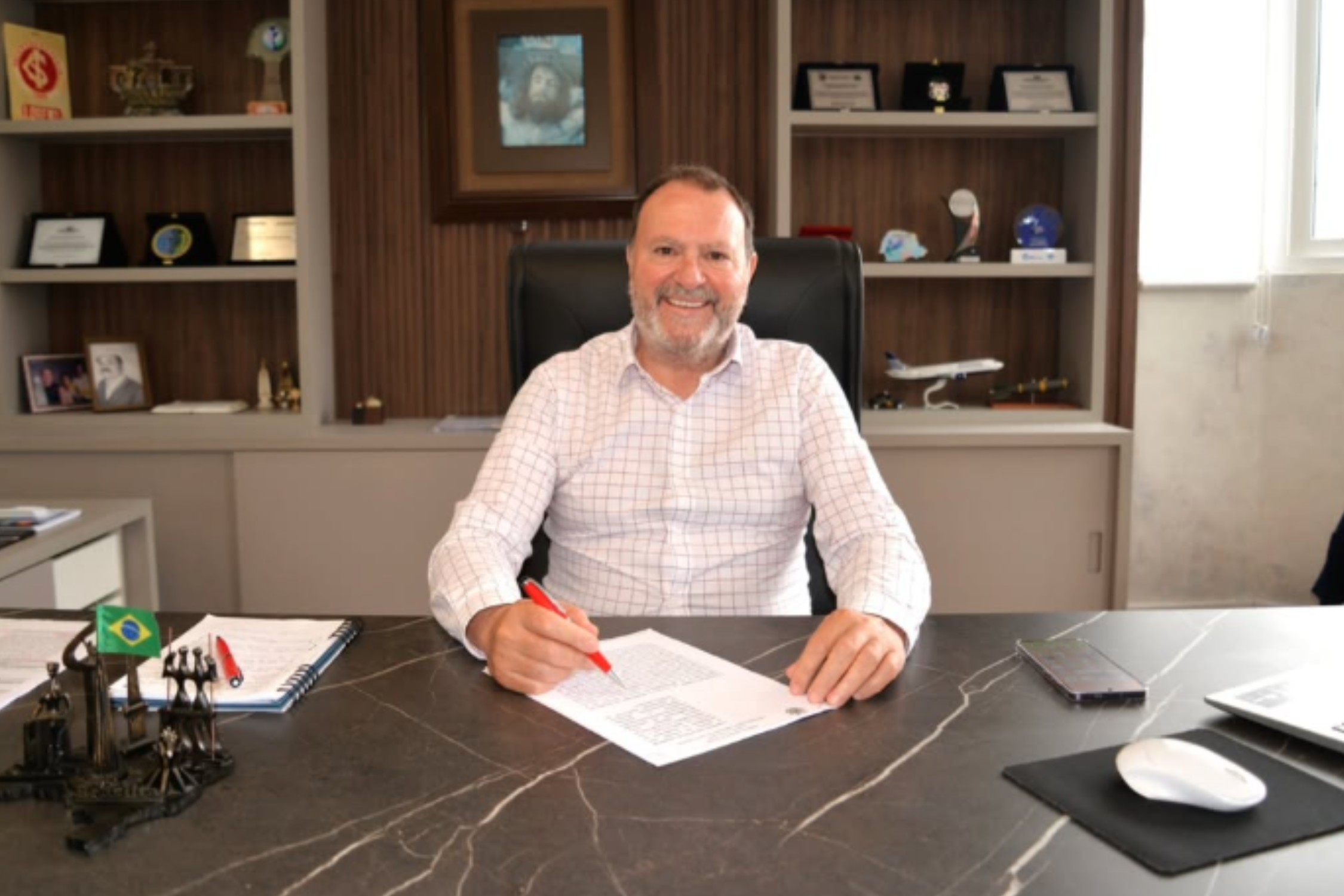 Operação investiga prefeito de Quatro Barras suspeito de corrupção e lavagem de dinheiro