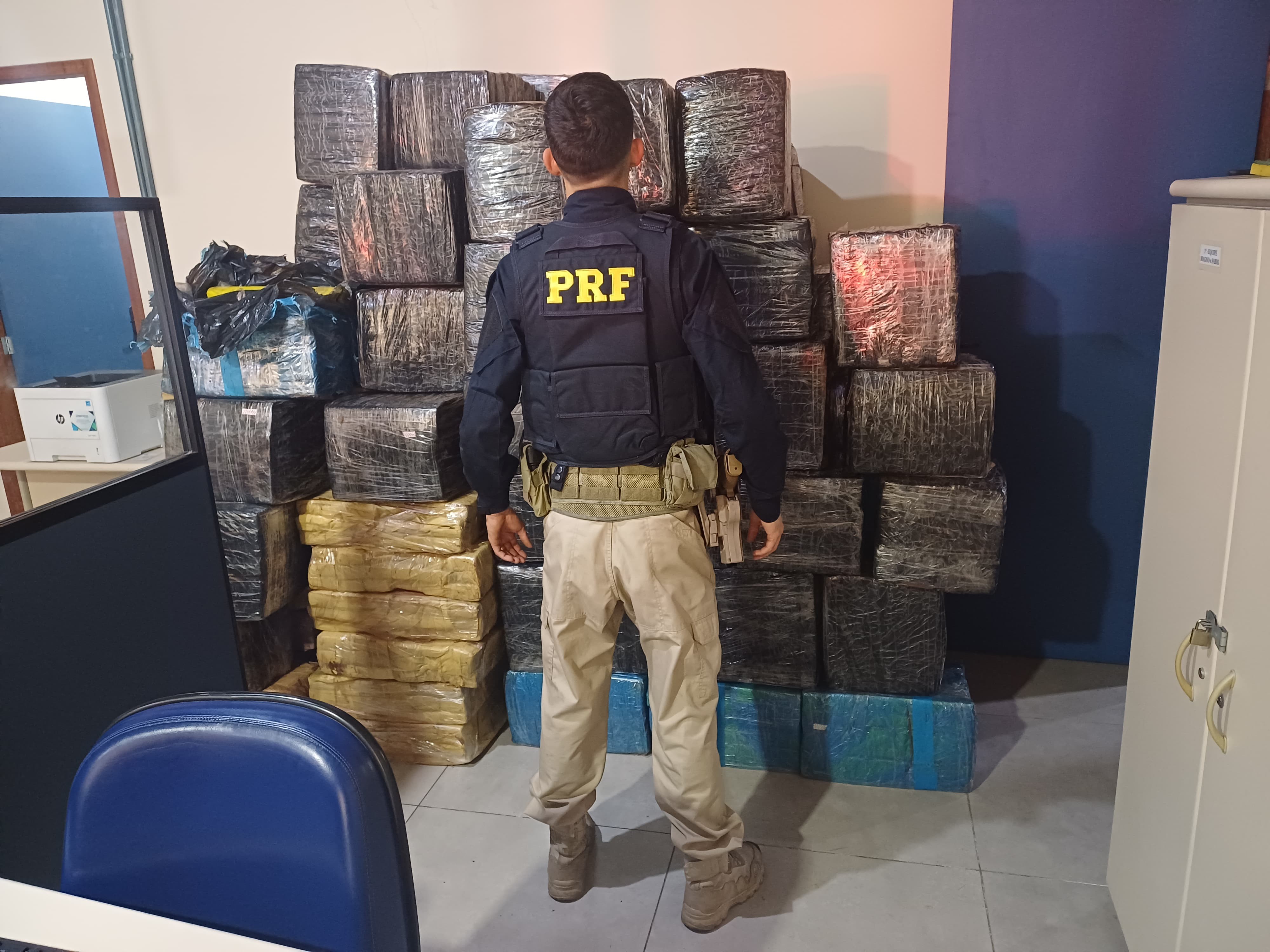 Caminhoneiro é preso transportando cerca de 2,5 toneladas de maconha na Via Dutra, em Piraí