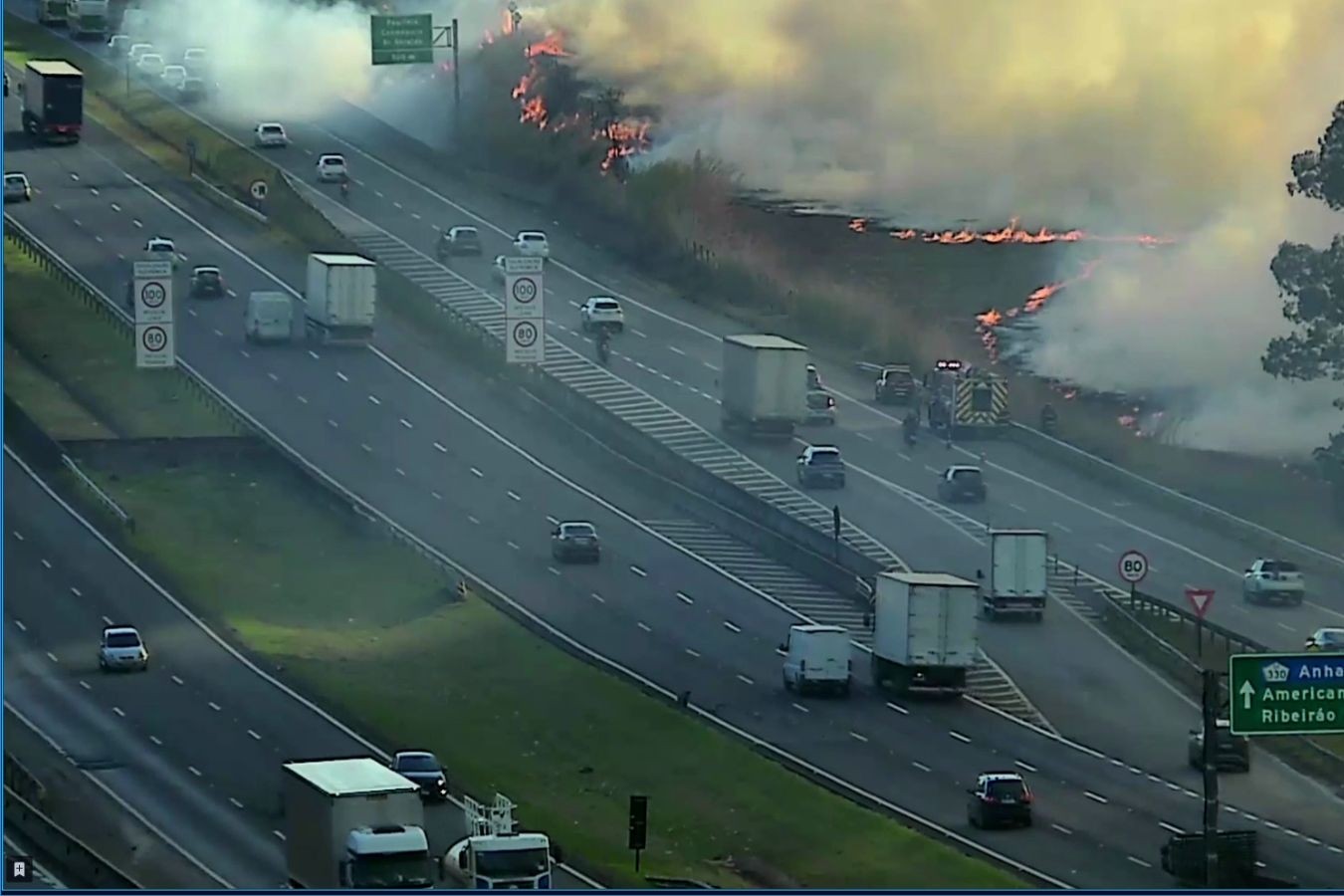 VÍDEO: fogo atinge vegetação às margens da Rodovia Dom Pedro I e deixa cortina de fumaça, em Campinas